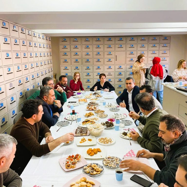 TC Kültür ve Turizm Bakanlığı Kazılar Dairesi Başkanı Sayın Umut Görgülü, Gaziantep Müze Müdürü Sayın Özgür Çomak, GAÜN Fen Edebiyat Fakültesi Dekanı Prof. Dr. Murat Kütük ve Arkeoloji Bölüm Başkanı Prof. Dr. Atilla Engin zooarkeoloji laboratuvarını ziyaret etmişlerdir ve 'yeni yıla merhaba' etkinliğine katılmışlardır.