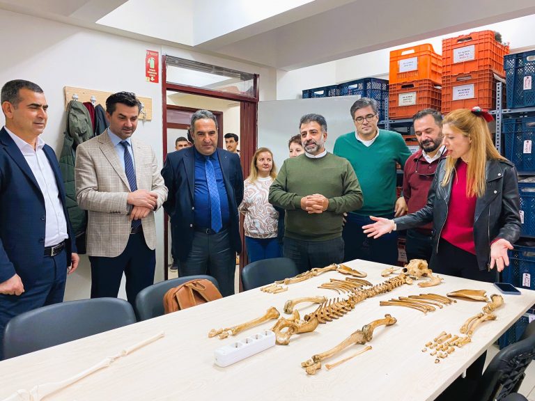 TC Kültür ve Turizm Bakanlığı Kazılar Dairesi Başkanı Sayın Umut Görgülü, Gaziantep Müze Müdürü Sayın Özgür Çomak, GAÜN Fen Edebiyat Fakültesi Dekanı Prof. Dr. Murat Kütük ve Arkeoloji Bölüm Başkanı Prof. Dr. Atilla Engin zooarkeoloji laboratuvarını ziyaret etmişlerdir ve 'yeni yıla merhaba' etkinliğine katılmışlardır.