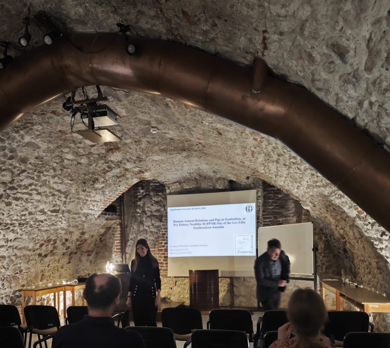 Doç. Dr. Derya Silibolatlaz Baykara, Jagiellonian University, Institute of Archaeology (Polonya-Krakow) "Understanding the Human-Animal Relations based on Zooarcheological Evaluations at the Oldest Ritual PPN Site of the Gre Fılla Upper Tigris Region, SE, Türkiye" başlıklı sunumu yapmıştır.