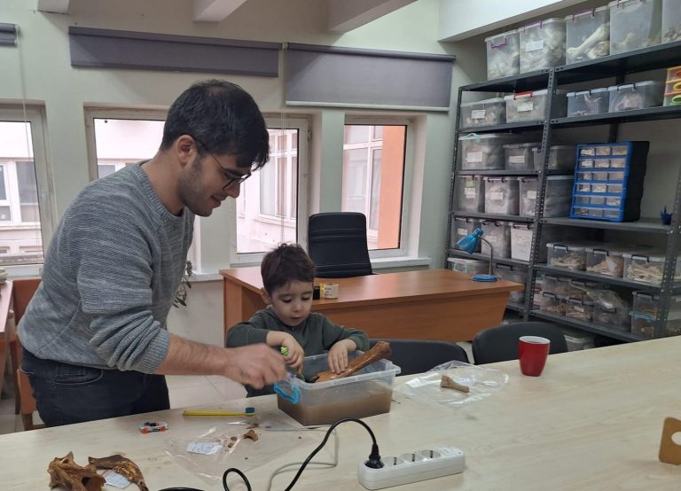 Zooarkeoloji laboratuvarımızın küçük ziyaretçisi oldukça meraklı ve çalışkandı. Bugün kemiklerin temizlenmesini öğrendi. Küçük adımlarla bir zooarkeolog yetişiyor olabilir.
