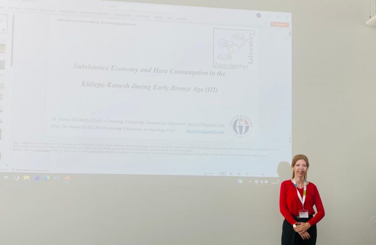 Almanya Münih'te 16. Uluslararası ASWA (Archaeozoology of Southwest Asia and Adjacent Areas) Toplantısı'nda, Doç. Dr. Derya Silibolatlaz ve Prof. Dr. İsmail Baykara " Subsistence Economy and Hare Consumption at Kültepe-Kanesh During the Early Bronze Age (EBA III)" başlıklı sunumlarını gerçekleştirmiştir.